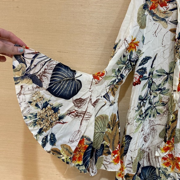 Entro Floral Shift Dress w Bell Sleeves - Picture 3 of 3